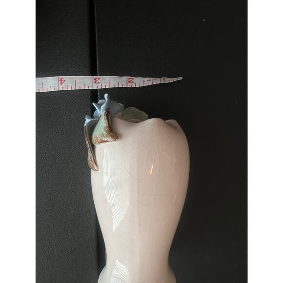 VINTAGE ANTIQUE PORCELIAN LITTLE BUD FLOWER VASE PINK WITH 3D BLUE FLOWER - Picture 7 of 9